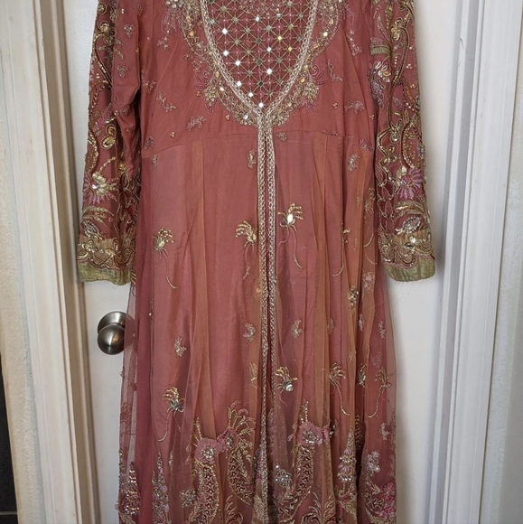 Pakistani designer suffuse pink embroidered 3 pc medium dress - Picture 8 of 8